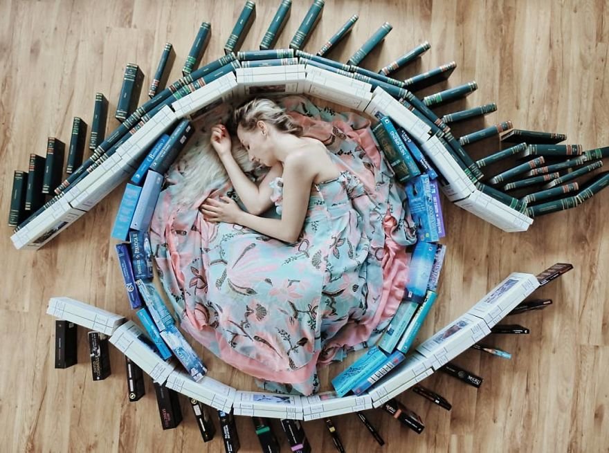 Esta moça transforma os livros de sua biblioteca em Arte