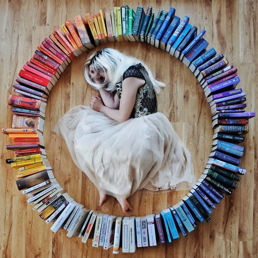 Esta moça transforma os livros de sua biblioteca em Arte