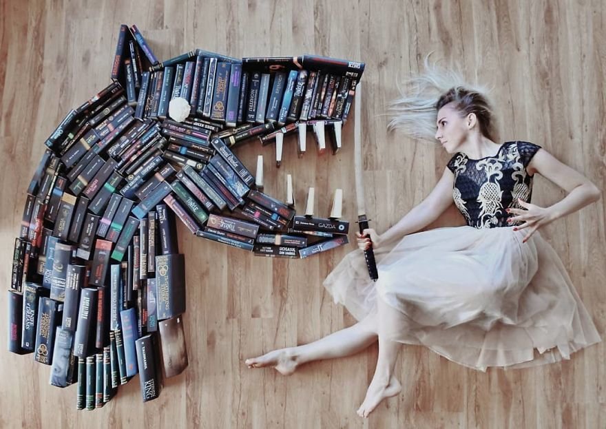 Esta moça transforma os livros de sua biblioteca em Arte