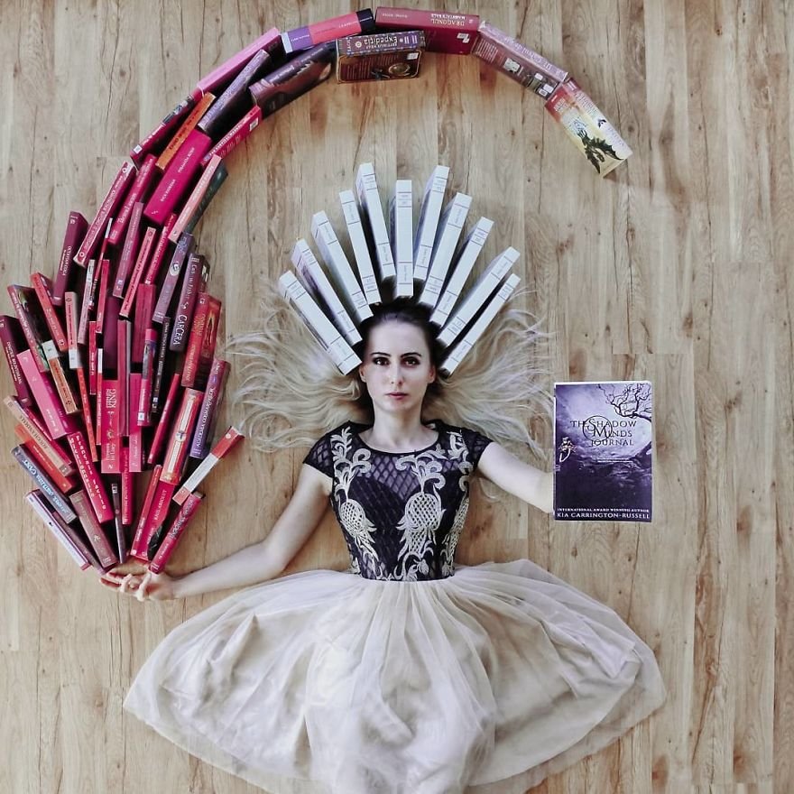 Esta moça transforma os livros de sua biblioteca em Arte