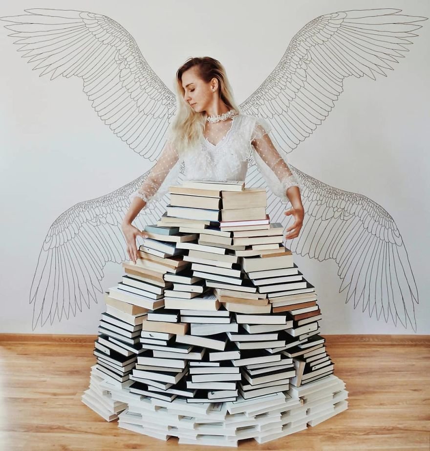 Esta moça transforma os livros de sua biblioteca em Arte