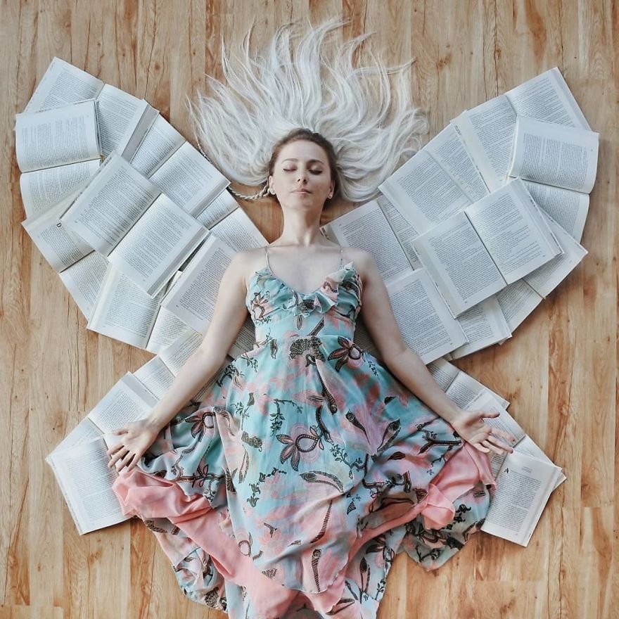 Esta moça transforma os livros de sua biblioteca em Arte