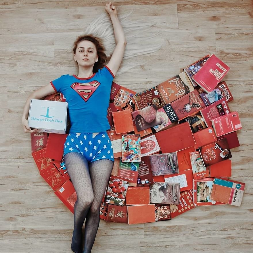 Esta moça transforma os livros de sua biblioteca em Arte