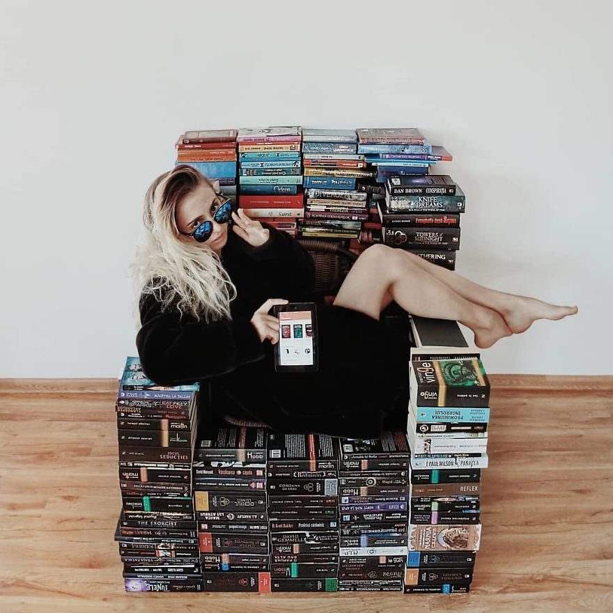 Esta moça transforma os livros de sua biblioteca em Arte