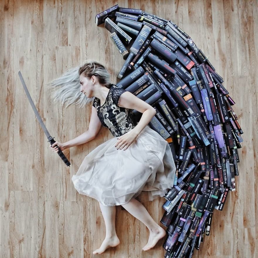 Esta moça transforma os livros de sua biblioteca em Arte