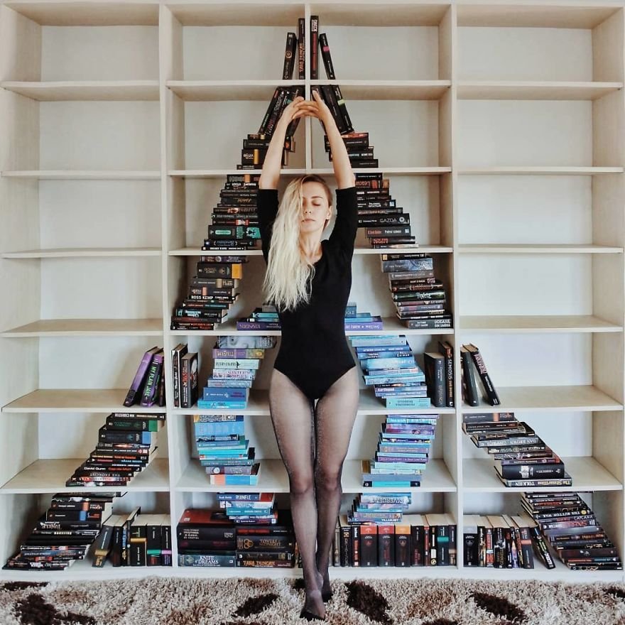 Esta moça transforma os livros de sua biblioteca em Arte