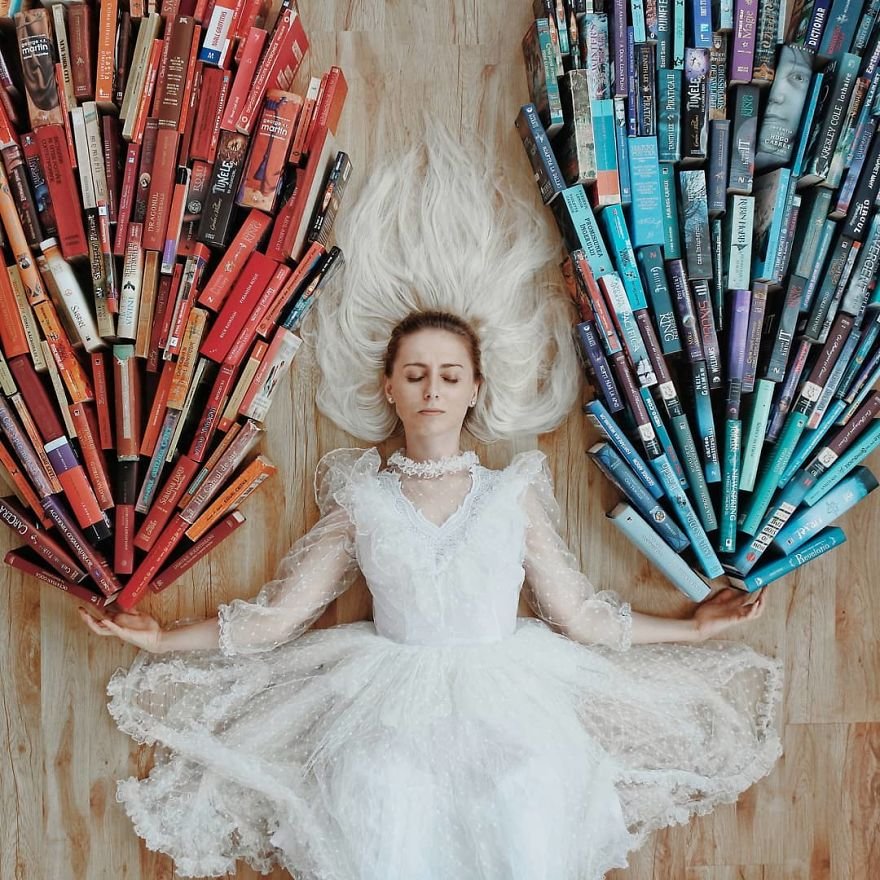 Esta moça transforma os livros de sua biblioteca em Arte