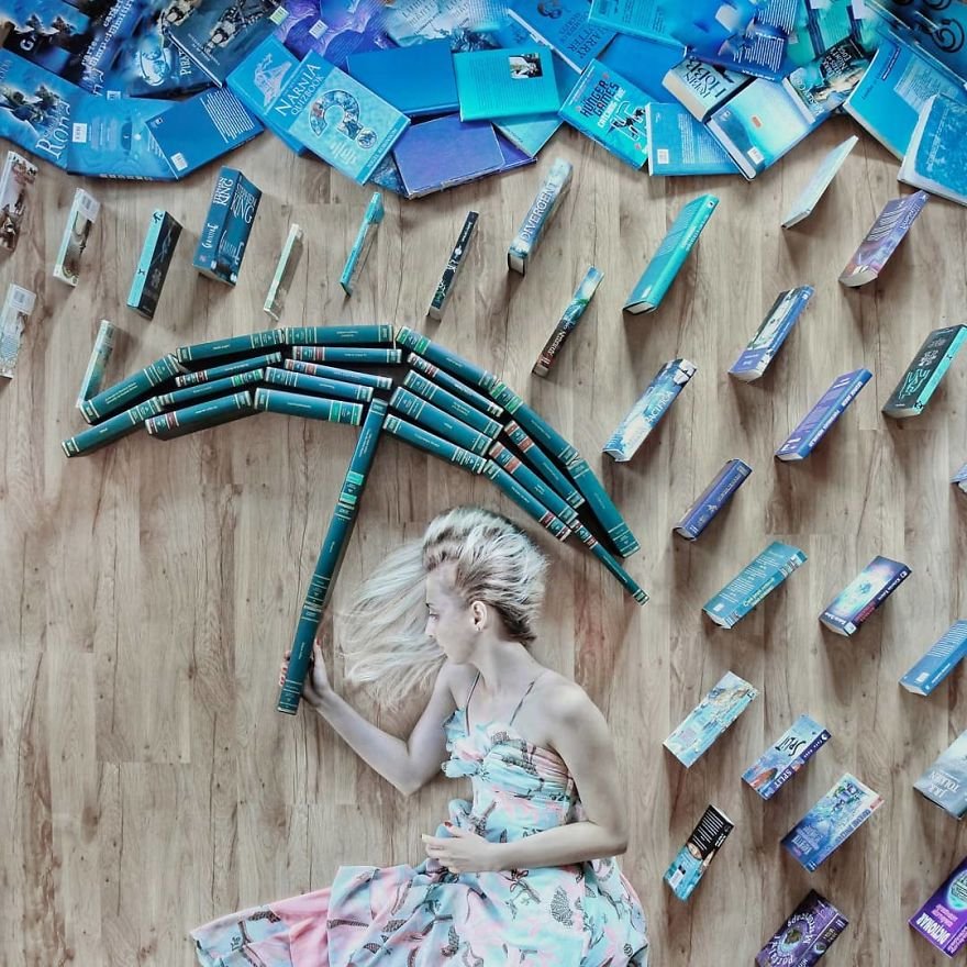 Esta moça transforma os livros de sua biblioteca em Arte