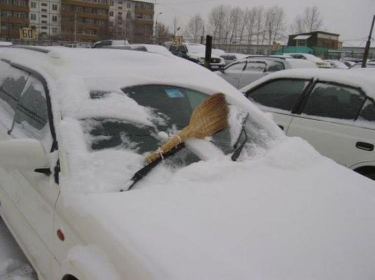 Carro coberto de neve