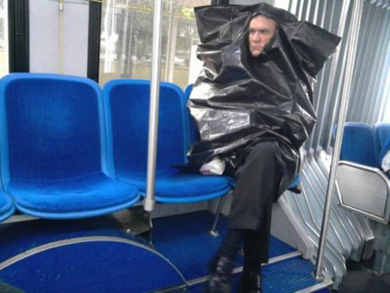 Homem vestido com saco de lixo