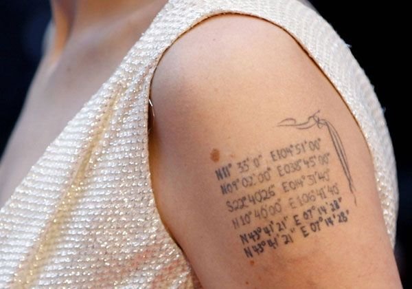 Eu amo tatuagens, frases escritas à mão no quadro da escola