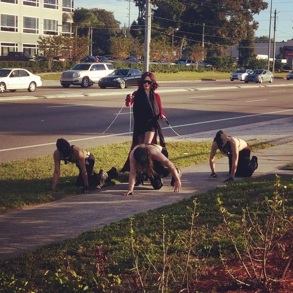 Mulher passeando com cachorros