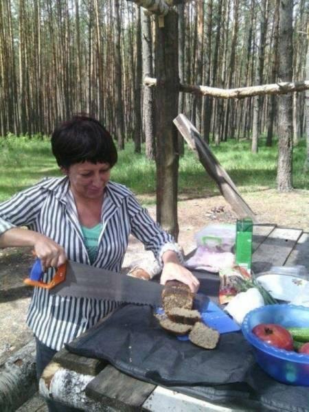 Mulher cortando pão com serra