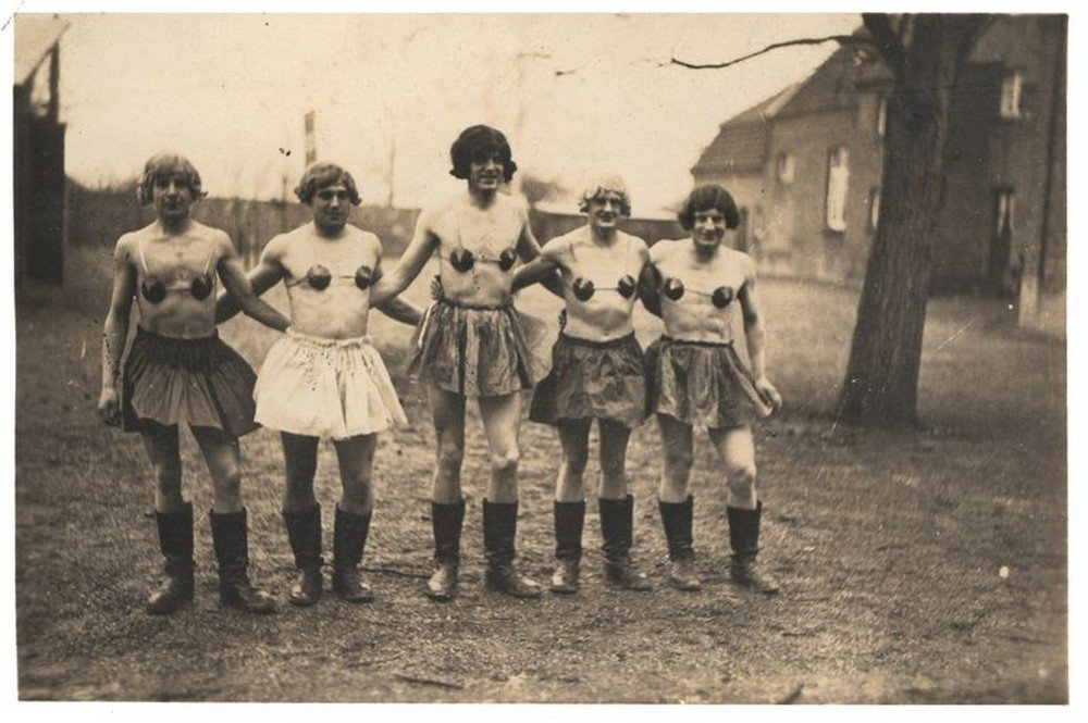 Soldados vestidos de mulher