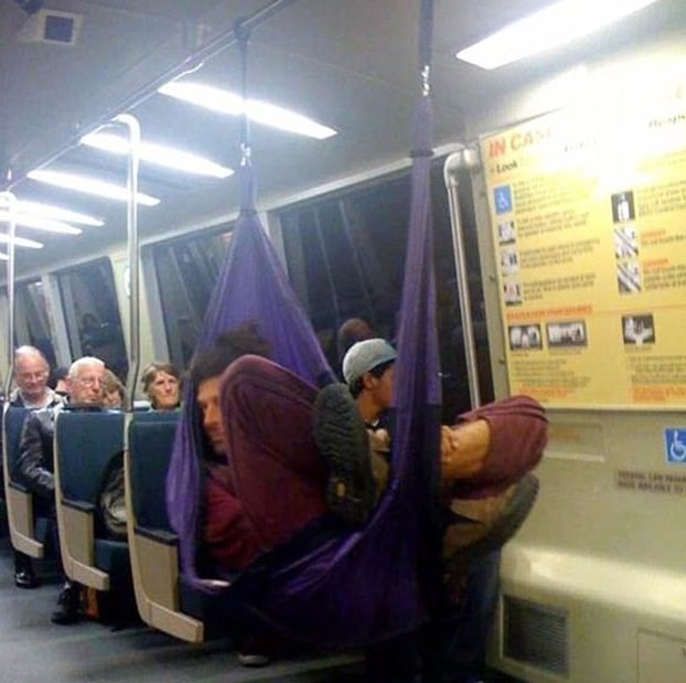 Folgado no metrô
