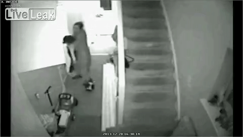 Criança caindo da escada