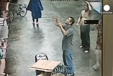 Homem pegando criança no ar