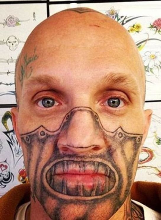 Máscara tatuada