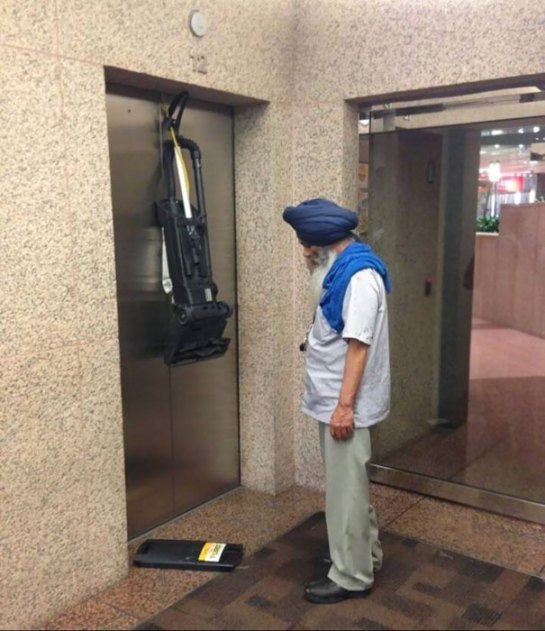 Aspirador preso em elevador