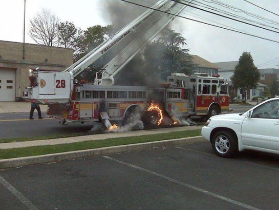 Caminhão de bombeiros em chama