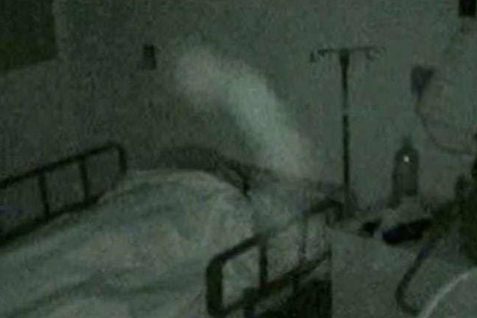 Imagem de 13 fotos que – supostamente – mostram espectros assombrando hospitais no megacurioso