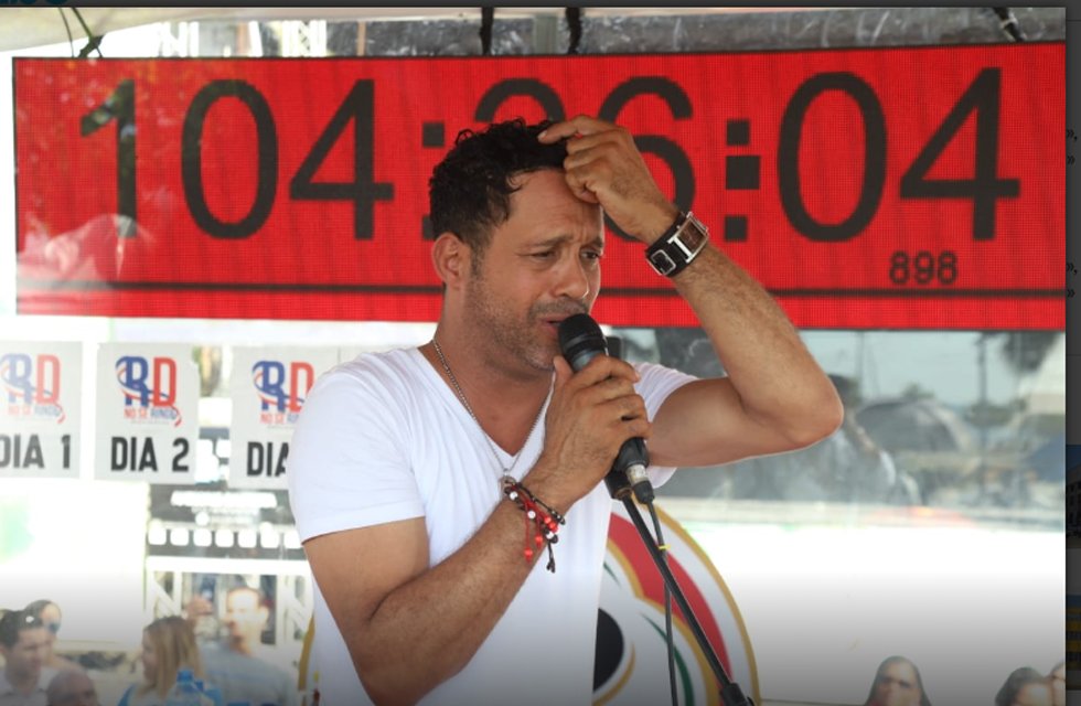 Imagem de Depois de cantar por 106 horas, cantor é desqualificado pelo Guinness no megacurioso