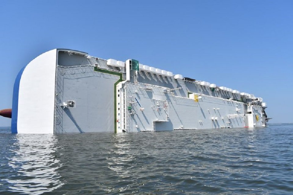 Imagem de Navio que carregava milhares de carros tomba na costa da Geórgia no megacurioso