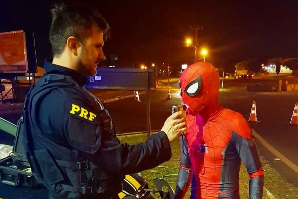 Imagem de Polícia Rodoviária para Homem-Aranha em blitz no Paraná no megacurioso