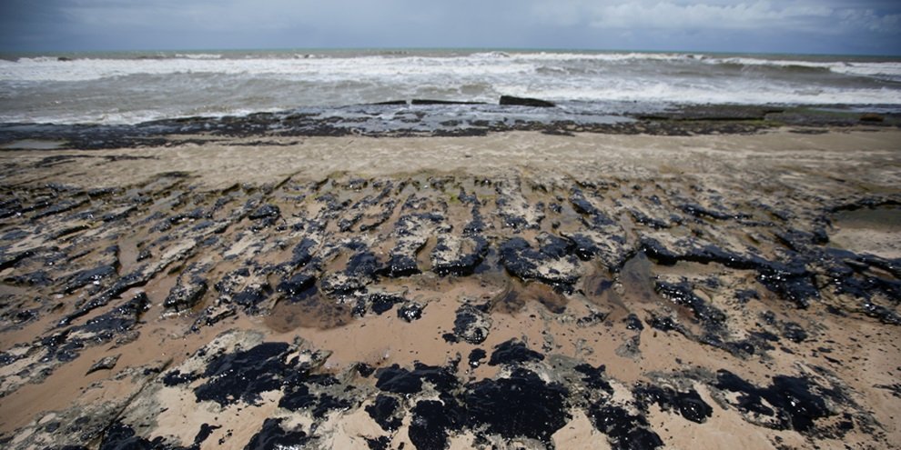 Manchas de óleo no litoral da Bahia. (Fonte: Veja/Reprodução)