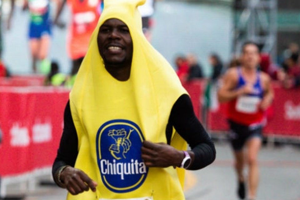 Imagem de Atleta quebra recorde em corrida vestido de banana no megacurioso