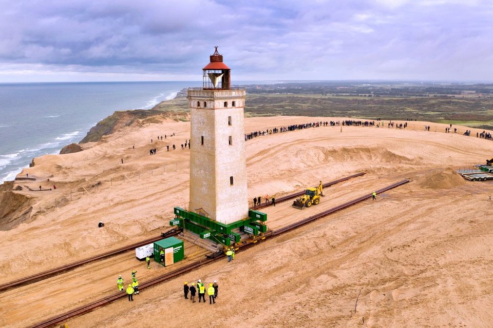 Imagem de Dinamarqueses mudam farol inteiro de lugar com “patins gigantes” no megacurioso