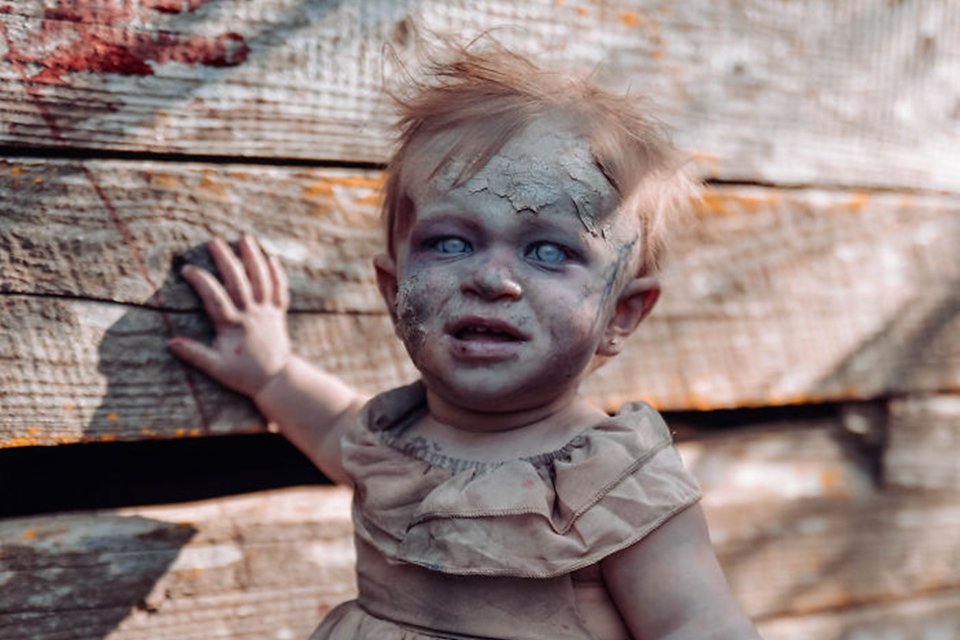 Imagem de Mãe transforma bebê em zumbi para fotos de Halloween com pai no megacurioso
