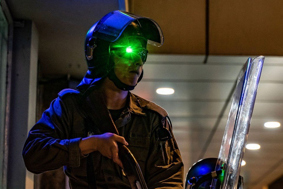 Da ficção para as ruas: manifestantes usam 'armas laser' contra polícia