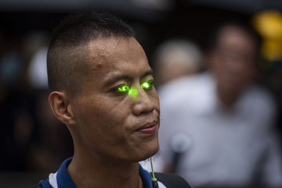 Da ficção para as ruas: manifestantes usam 'armas laser' contra polícia