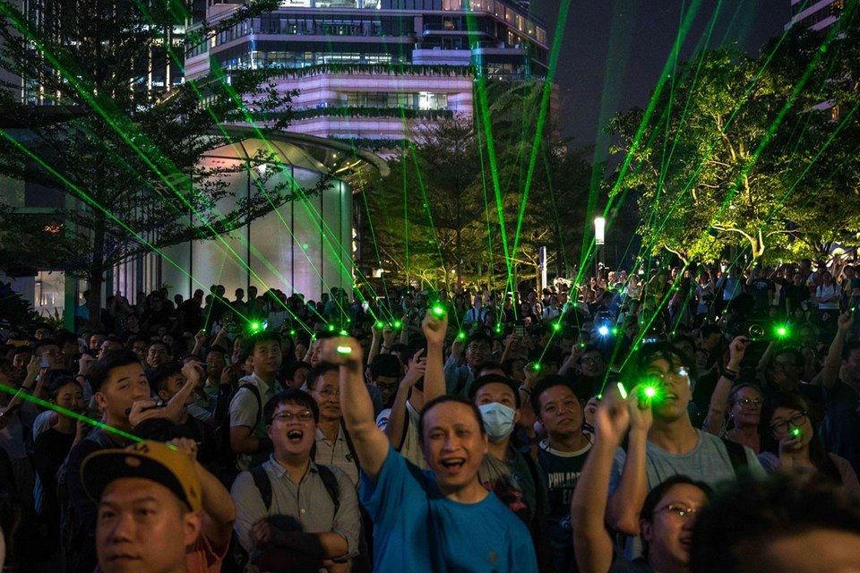 Da ficção para as ruas: manifestantes usam 'armas laser' contra polícia