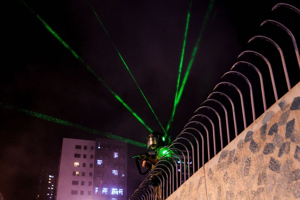 Da ficção para as ruas: manifestantes usam 'armas laser' contra polícia