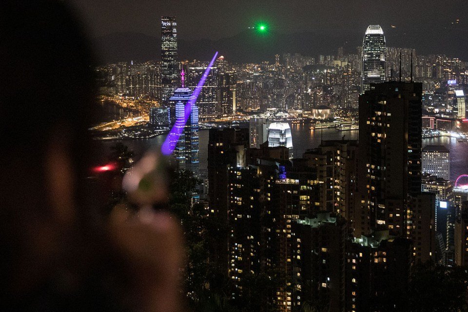 Da ficção para as ruas: manifestantes usam 'armas laser' contra polícia