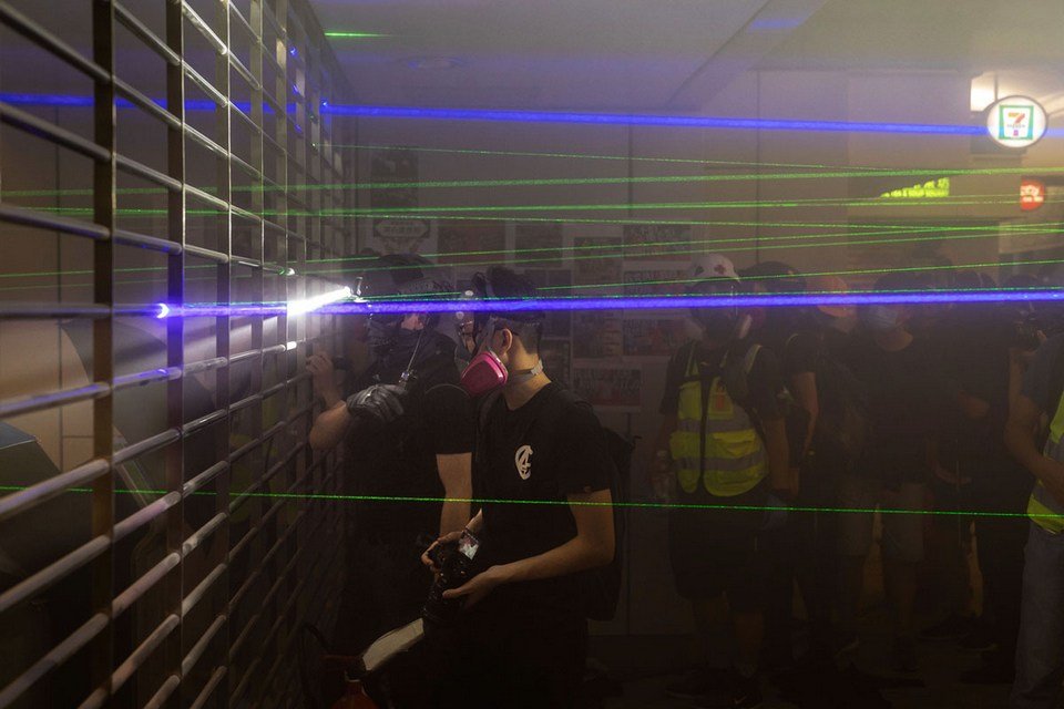 Da ficção para as ruas: manifestantes usam 'armas laser' contra polícia