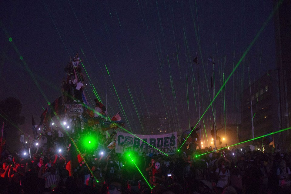 Da ficção para as ruas: manifestantes usam 'armas laser' contra polícia