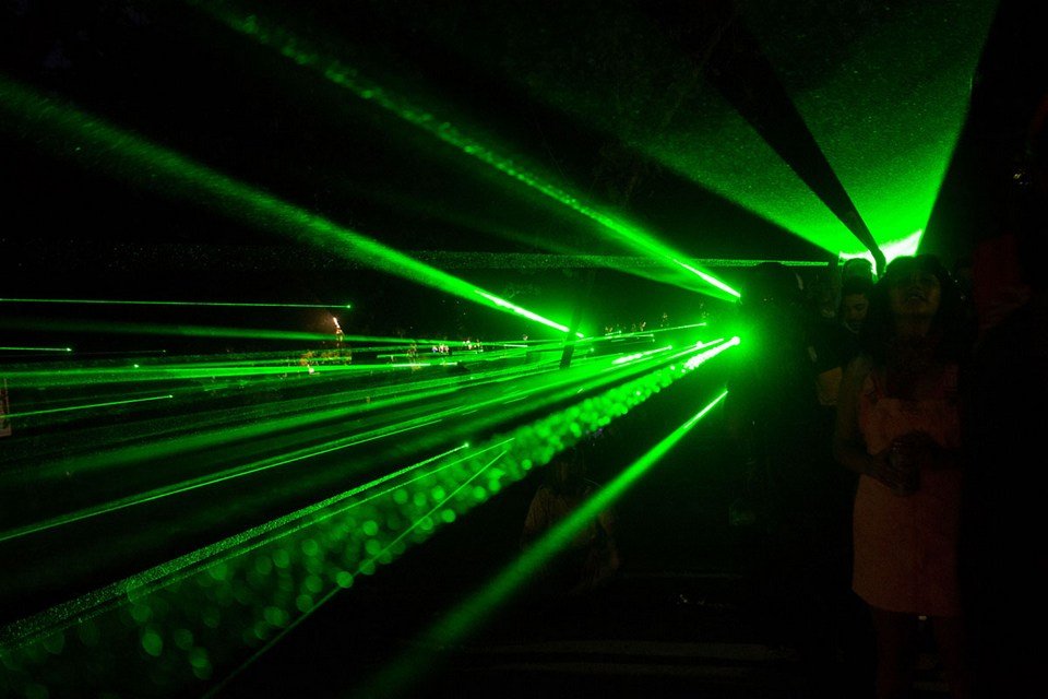 Da ficção para as ruas: manifestantes usam 'armas laser' contra polícia