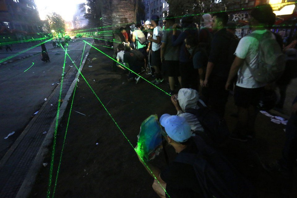 Da ficção para as ruas: manifestantes usam 'armas laser' contra polícia