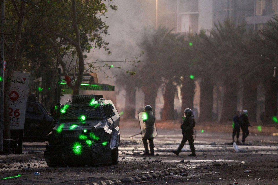 Da ficção para as ruas: manifestantes usam 'armas laser' contra polícia