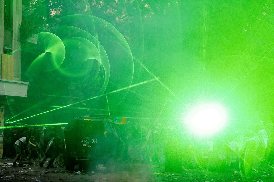 Da ficção para as ruas: manifestantes usam 'armas laser' contra polícia