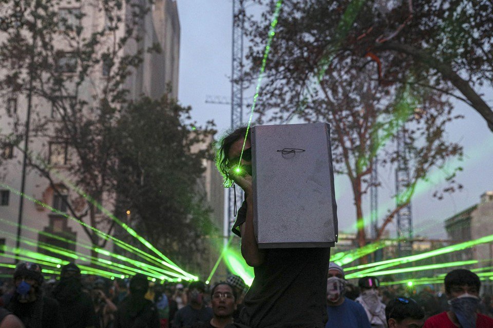 Da ficção para as ruas: manifestantes usam 'armas laser' contra polícia