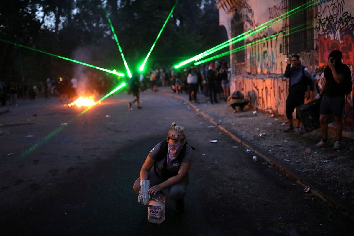 Da ficção para as ruas: manifestantes usam 'armas laser' contra polícia