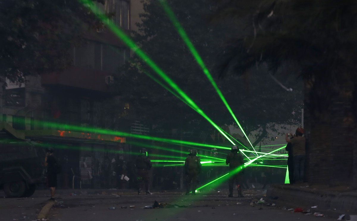 Da ficção para as ruas: manifestantes usam 'armas laser' contra polícia
