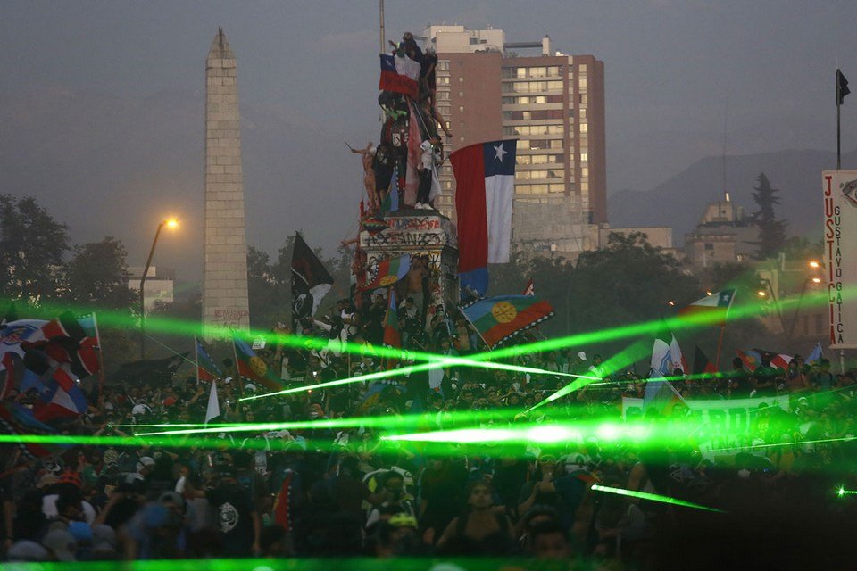 Da ficção para as ruas: manifestantes usam 'armas laser' contra polícia