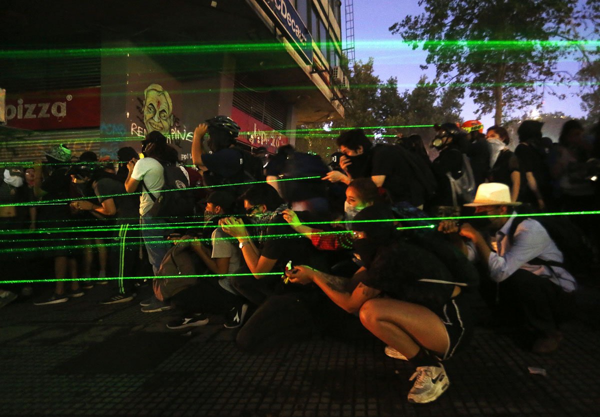 Da ficção para as ruas: manifestantes usam 'armas laser' contra polícia