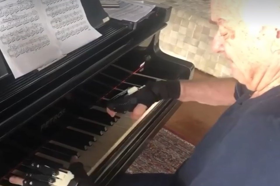Imagem de Maestro João Carlos Martins usa luvas biônicas e volta a tocar piano no megacurioso