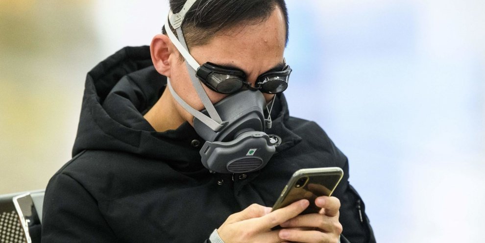 Homem usando máscara facial e óculos de natação em Hong Kong. (Fonte: Getty Images/Reprodução)